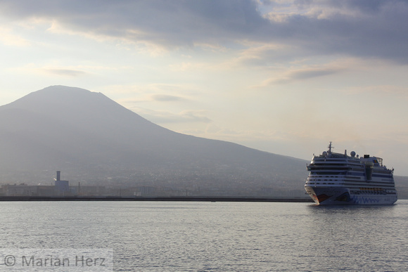 21Pomp Vesuvius and Cruise Ship