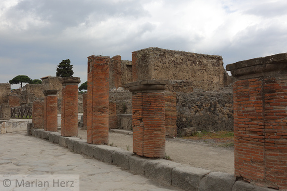 42Pomp Pompeii